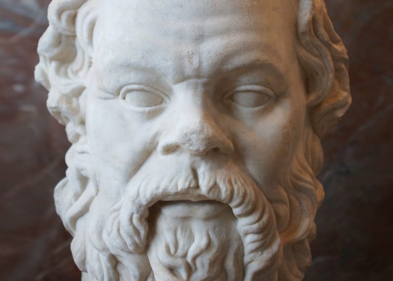 Detail der Marmorbüste des Sokrates, die sich heute im Louvre befindet. Die Büste geht vermutlich auf ein Original des Bildhauers Lysipp zurück.