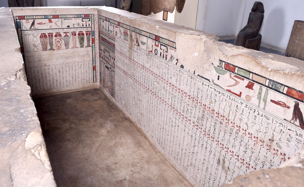 Innenseite des Sarkophags des Dagi mit farbige Zeichnungen und Hieroglyphen. Fotografie: Mohamed Osman