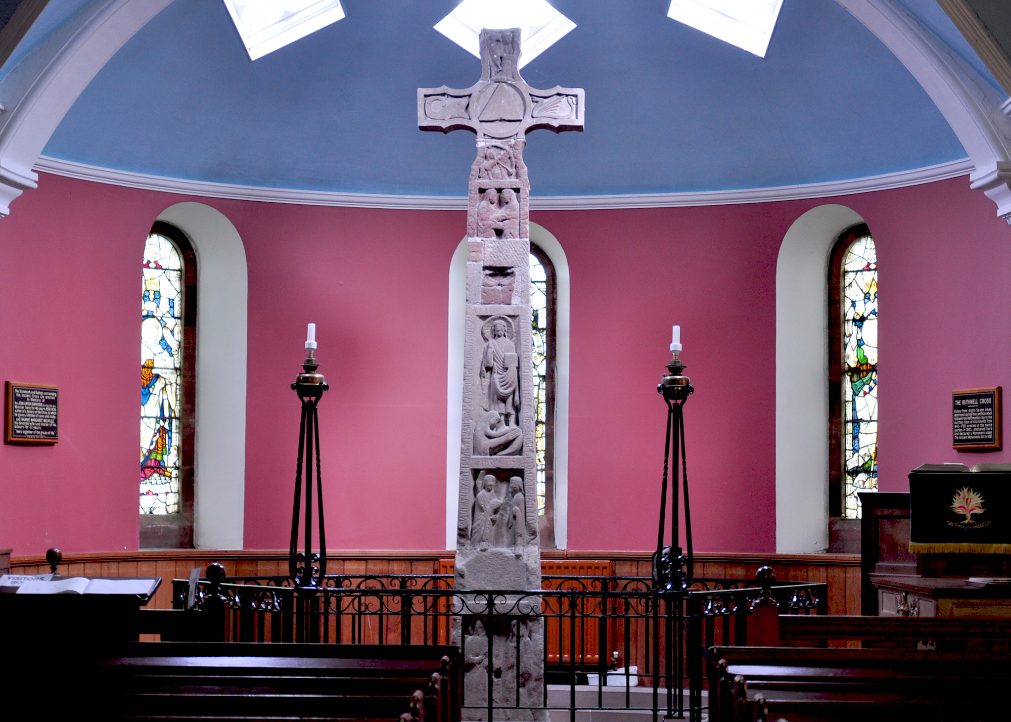 Fotografie der Südseite des Ruthwell Cross in der Ruthwell Kirche